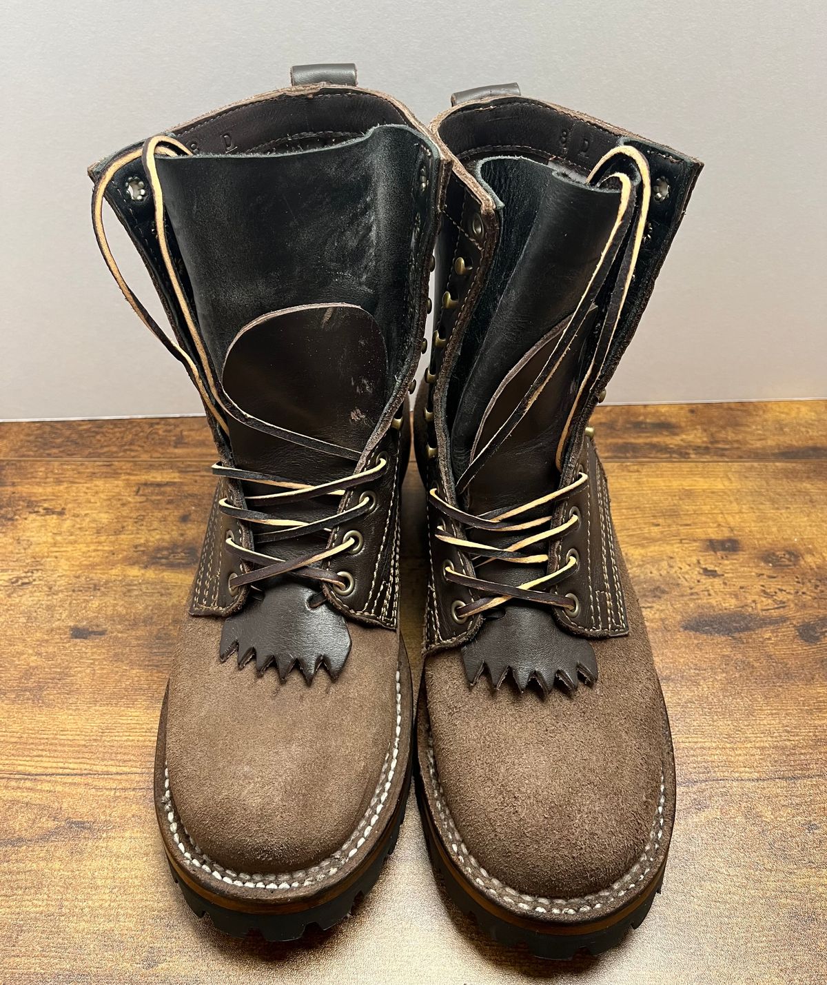 Photo by tosh on January 2, 2024 of the Drew's Boots 8-Inch Logger in Brown Combo.