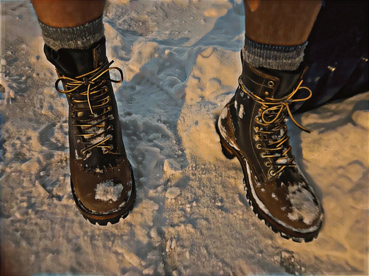Photo by tosh on January 19, 2024 of the Drew's Boots 8-Inch Logger in Brown Combo.