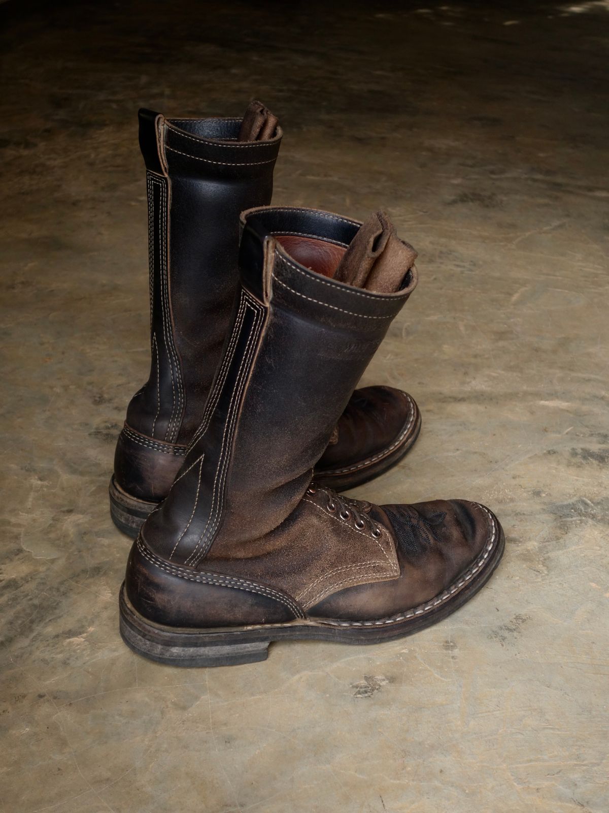 Photo by reothich on March 16, 2024 of the White's Farmer/Rancher in Horween Black Horsehide & Black Waxed Flesh.