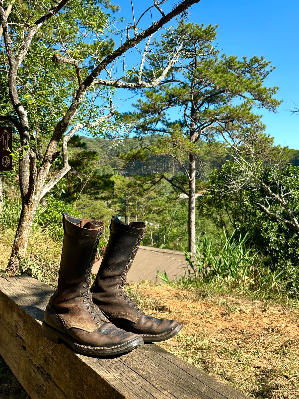 Photo by reothich on March 26, 2024 of the White's Farmer/Rancher in Horween Black Horsehide & Black Waxed Flesh.