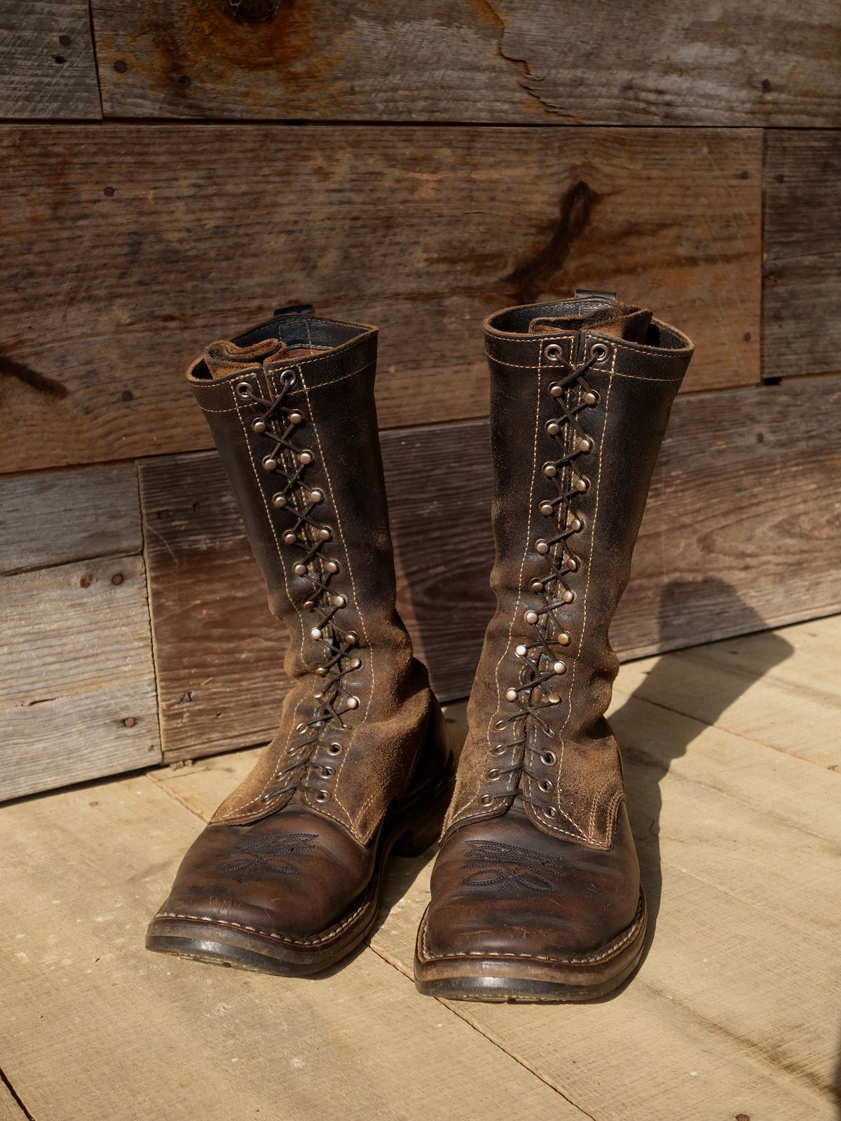 Photo by reothich on April 2, 2024 of the White's Farmer/Rancher in Horween Black Horsehide & Black Waxed Flesh.