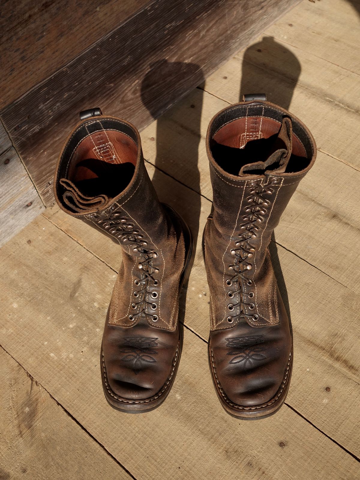 Photo by reothich on April 2, 2024 of the White's Farmer/Rancher in Horween Black Horsehide & Black Waxed Flesh.