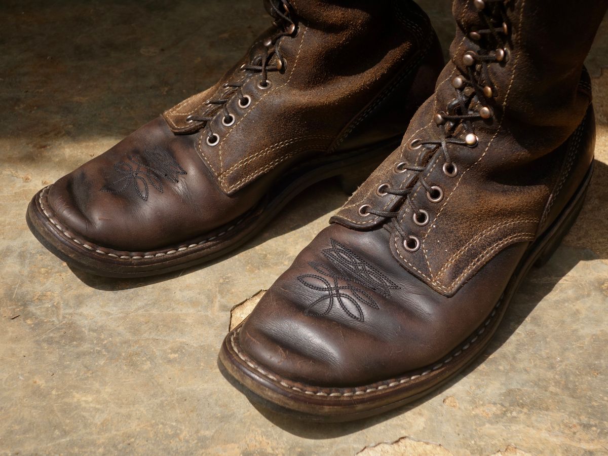 Photo by reothich on April 7, 2024 of the White's Farmer/Rancher in Horween Black Horsehide & Black Waxed Flesh.