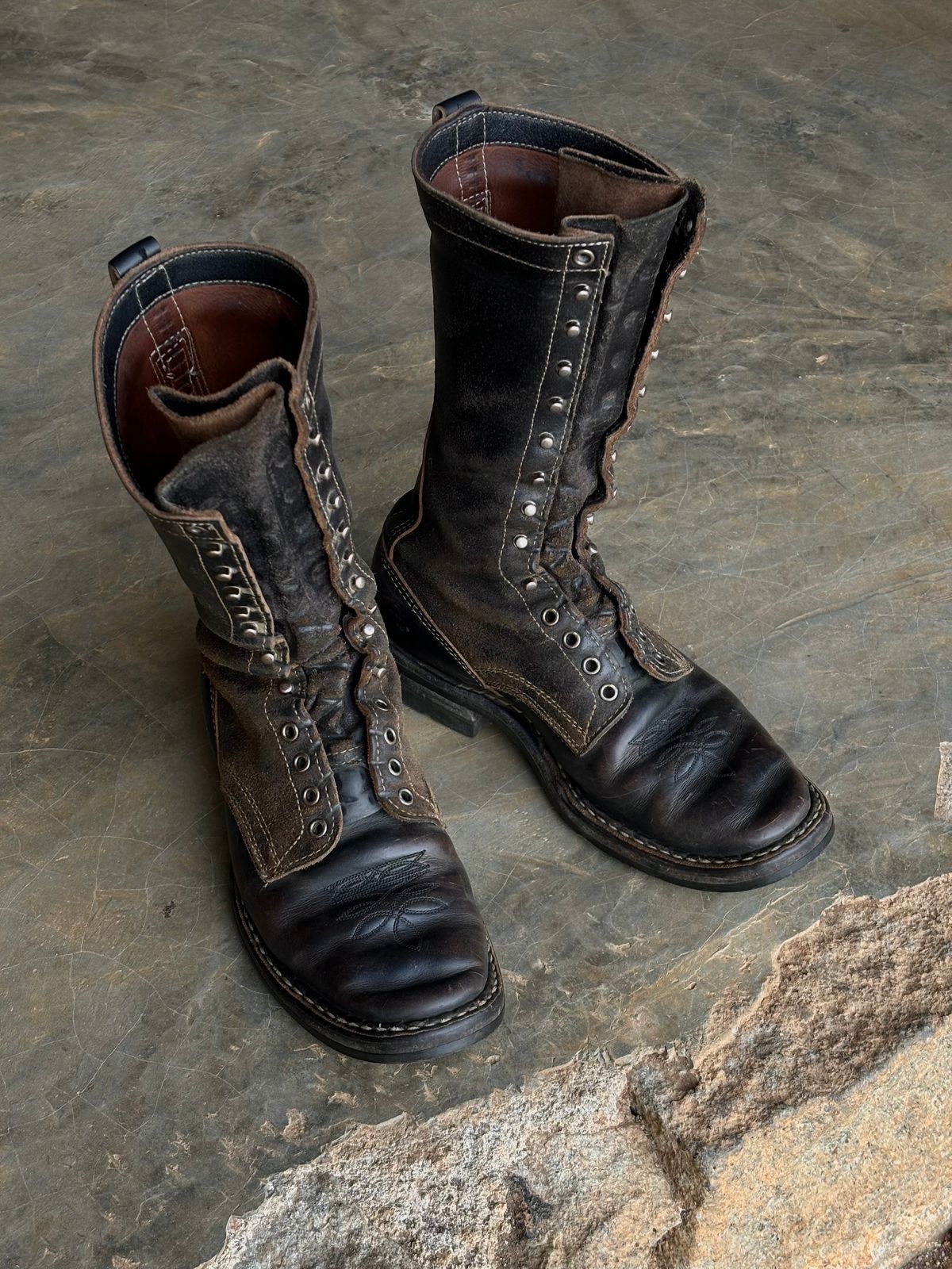 Photo by reothich on January 3, 2024 of the White's Farmer/Rancher in Horween Black Horsehide & Black Waxed Flesh.