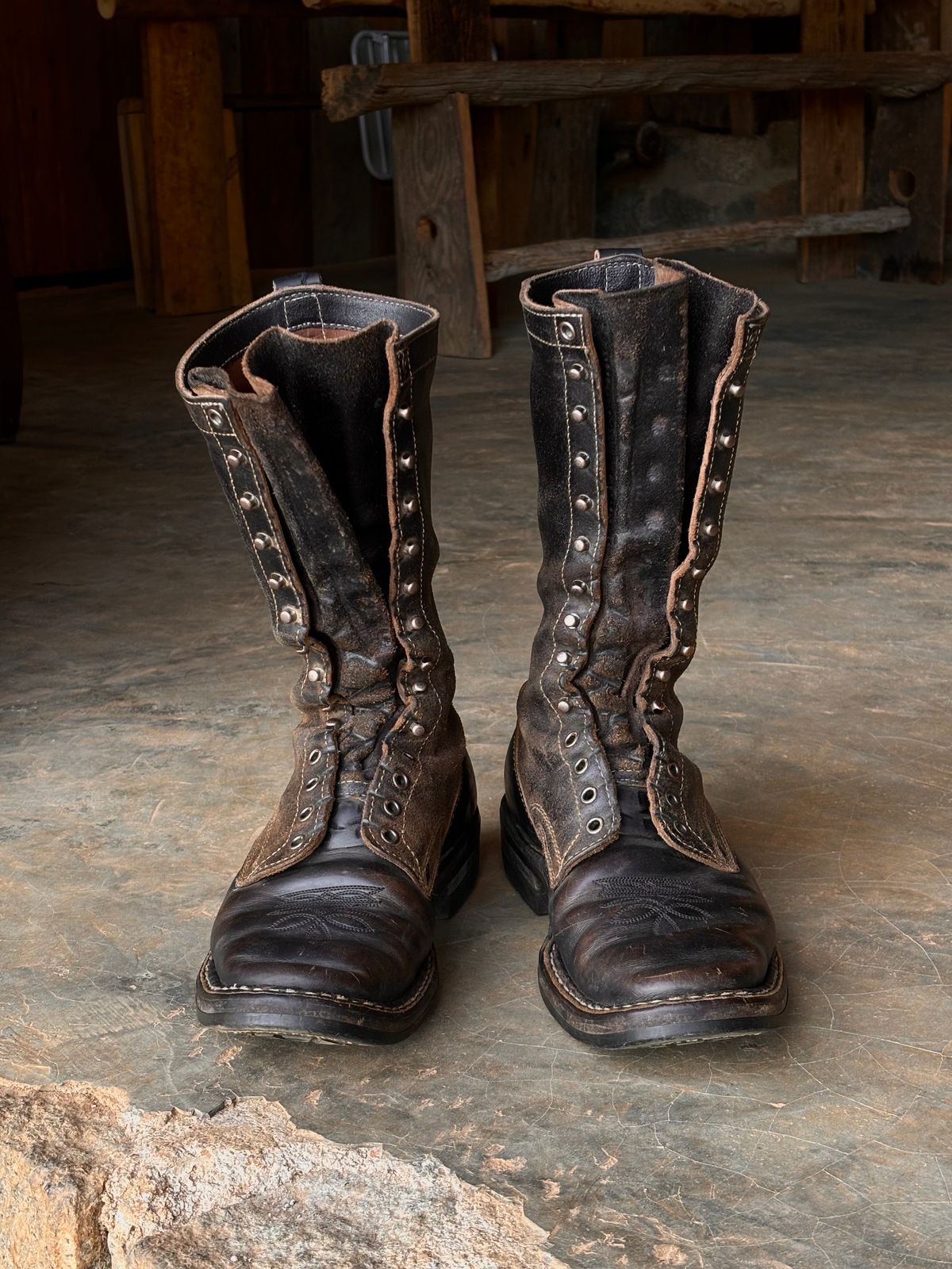 Photo by reothich on January 3, 2024 of the White's Farmer/Rancher in Horween Black Horsehide & Black Waxed Flesh.