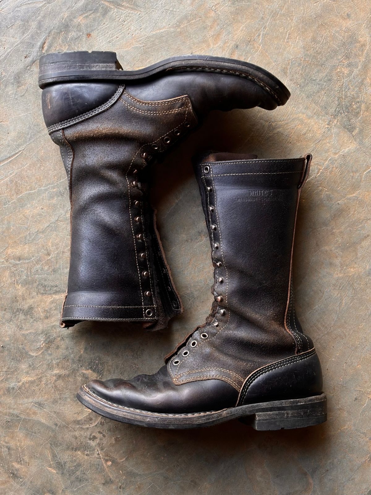 Photo by reothich on January 3, 2024 of the White's Farmer/Rancher in Horween Black Horsehide & Black Waxed Flesh.