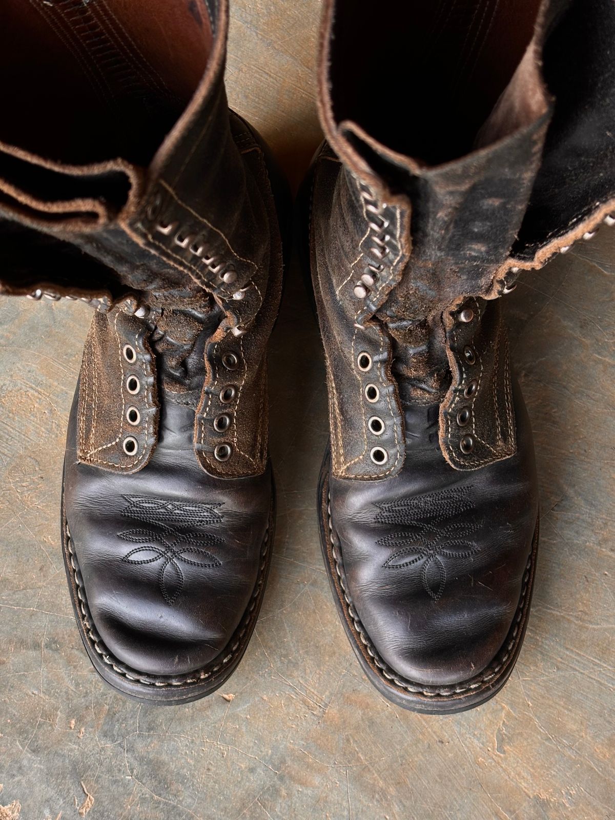 Photo by reothich on January 3, 2024 of the White's Farmer/Rancher in Horween Black Horsehide & Black Waxed Flesh.