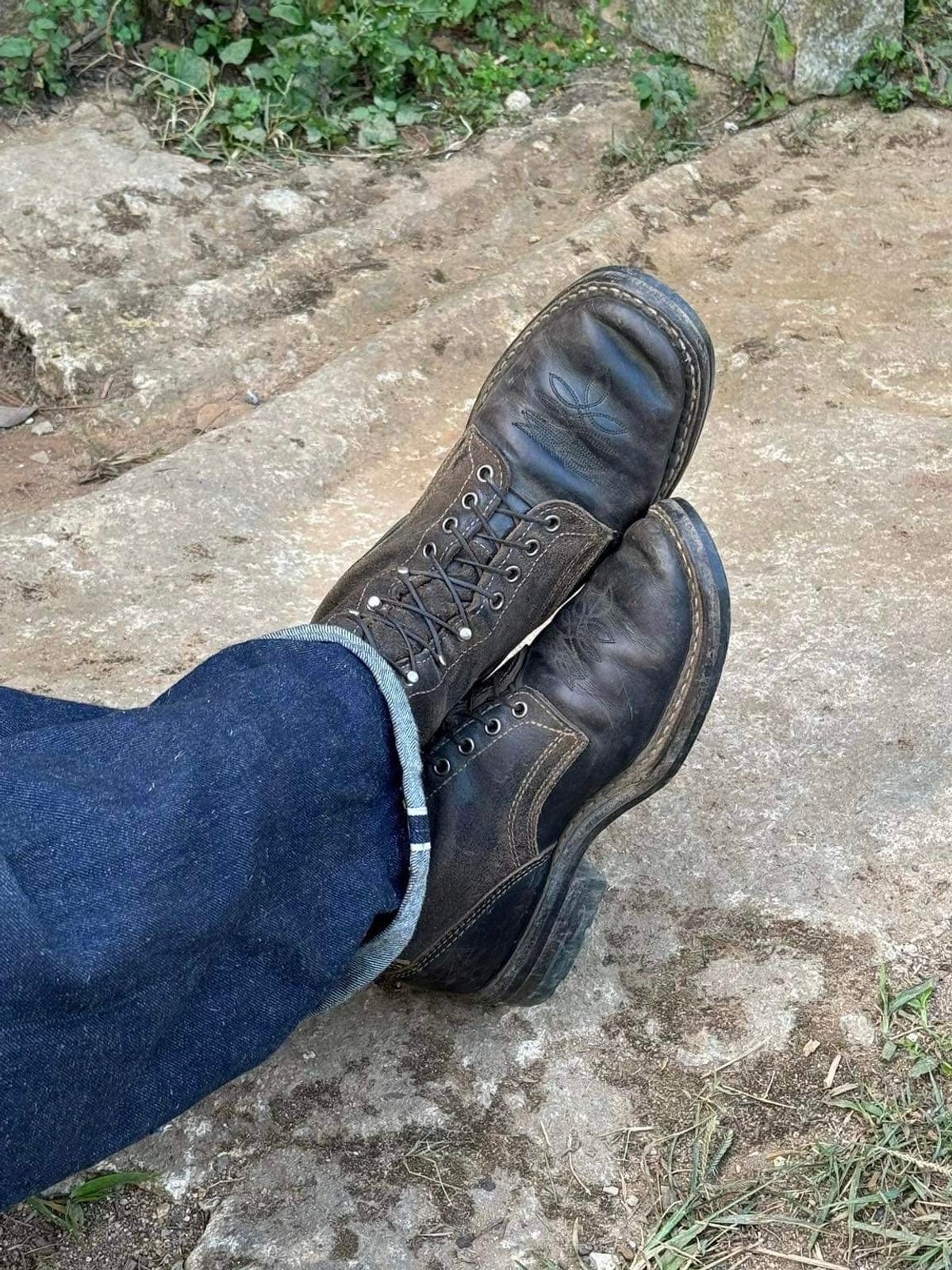 Photo by reothich on January 6, 2024 of the White's Farmer/Rancher in Horween Black Horsehide & Black Waxed Flesh.