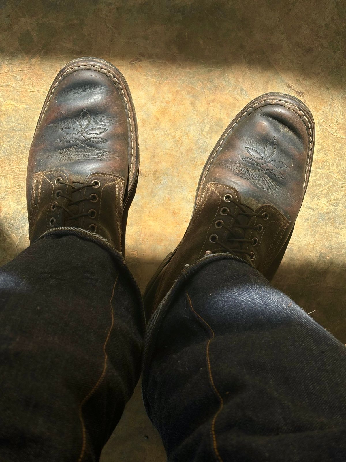 Photo by reothich on January 21, 2024 of the White's Farmer/Rancher in Horween Black Horsehide & Black Waxed Flesh.