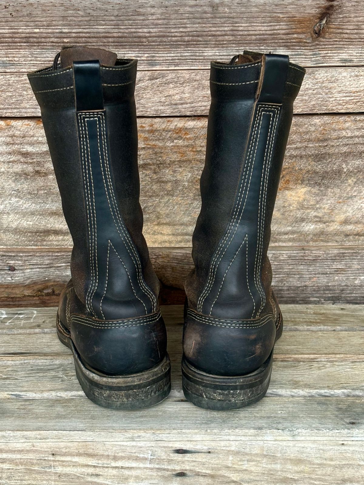Photo by reothich on February 4, 2024 of the White's Farmer/Rancher in Horween Black Horsehide & Black Waxed Flesh.