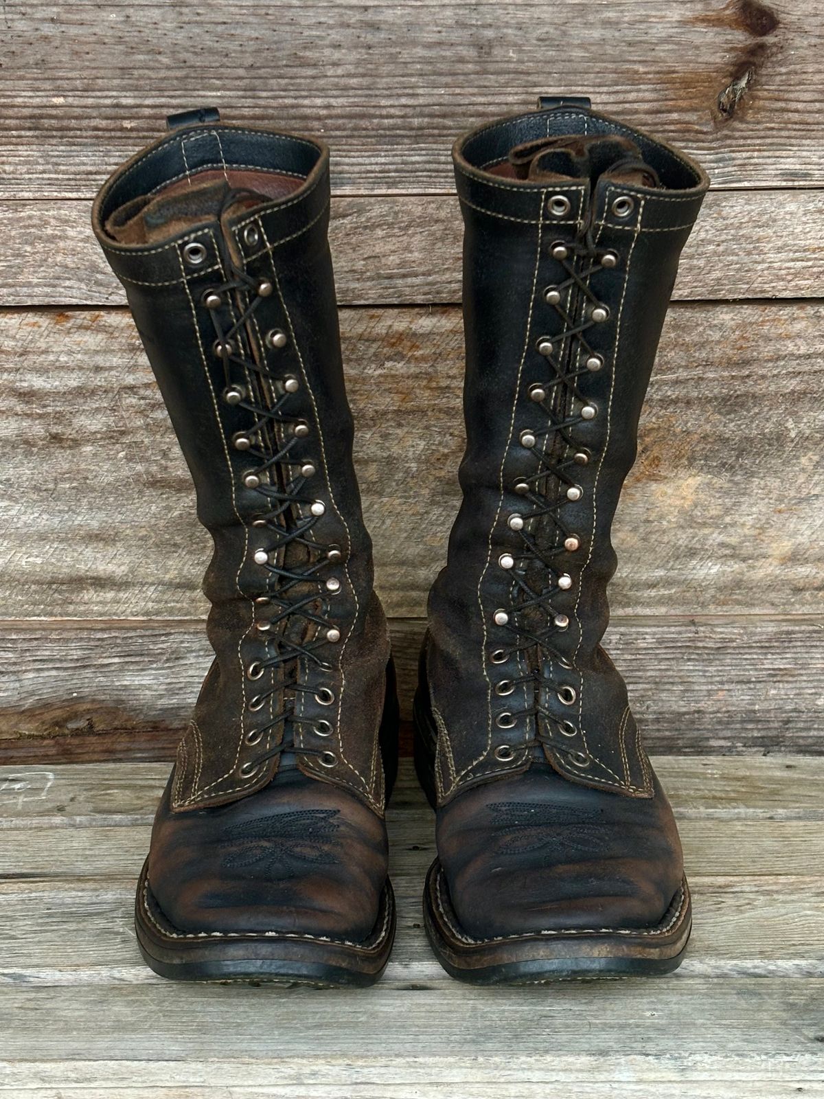 Photo by reothich on February 4, 2024 of the White's Farmer/Rancher in Horween Black Horsehide & Black Waxed Flesh.