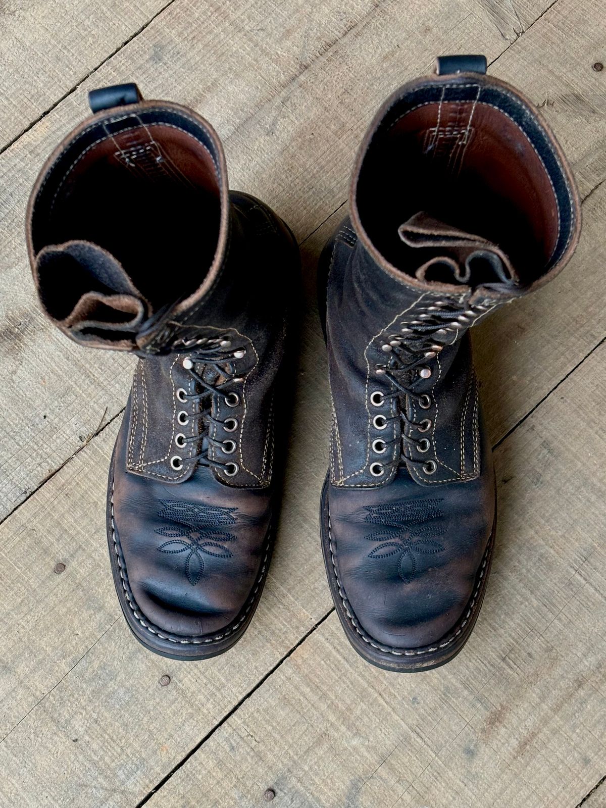 Photo by reothich on February 4, 2024 of the White's Farmer/Rancher in Horween Black Horsehide & Black Waxed Flesh.