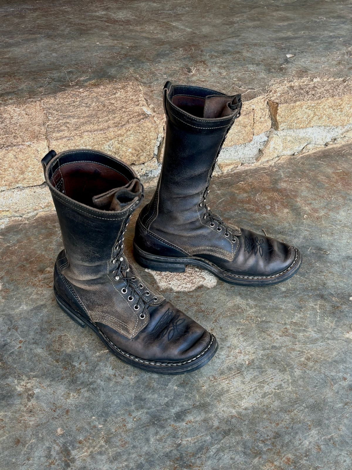 Photo by reothich on March 1, 2024 of the White's Farmer/Rancher in Horween Black Horsehide & Black Waxed Flesh.