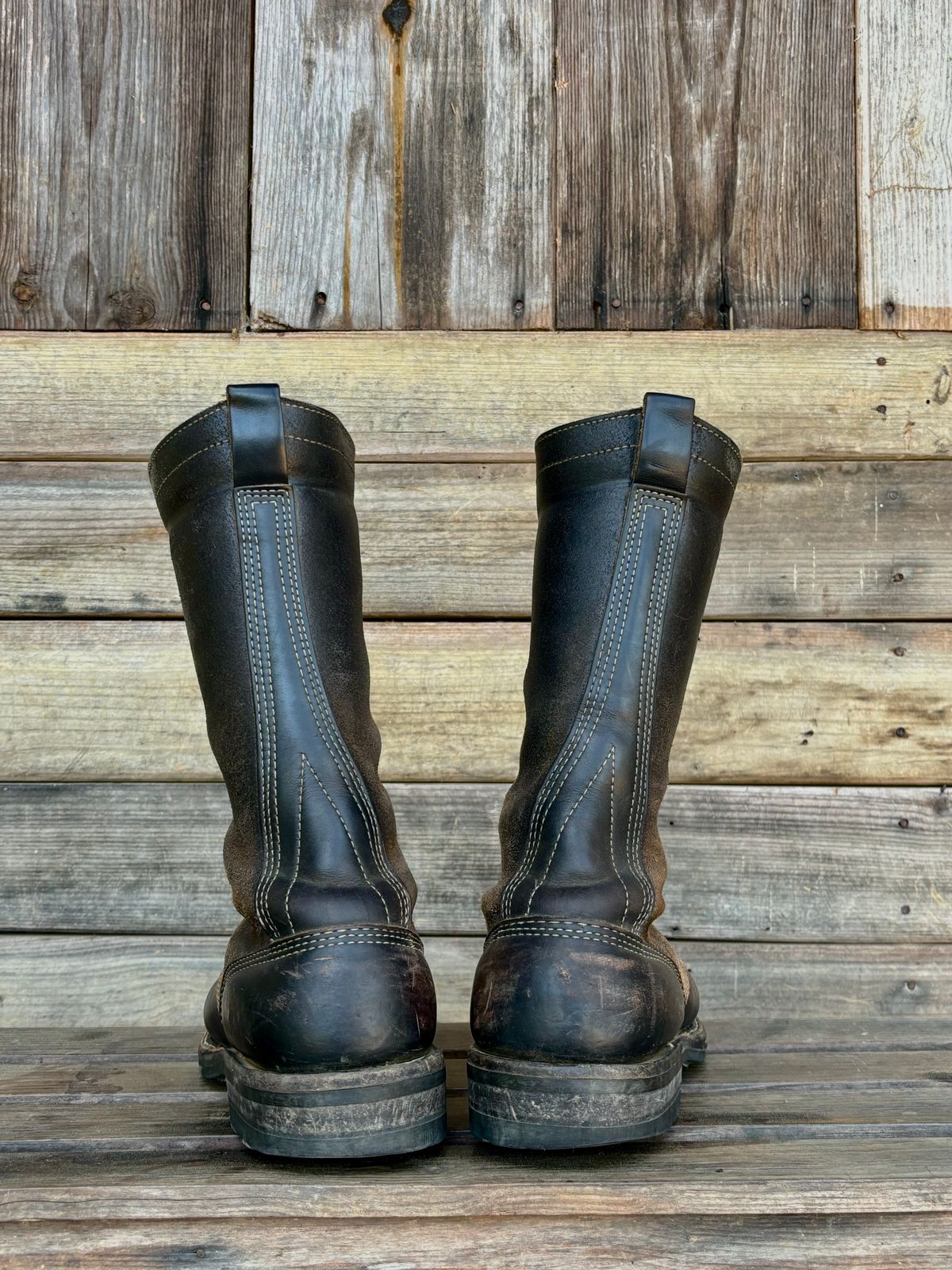 Photo by reothich on March 2, 2024 of the White's Farmer/Rancher in Horween Black Horsehide & Black Waxed Flesh.