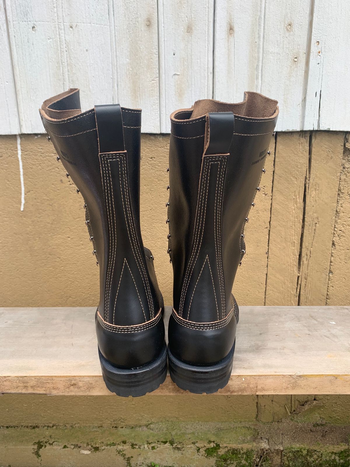 Photo by reothich on October 1, 2023 of the White's Farmer/Rancher in Horween Black Horsehide & Black Waxed Flesh.