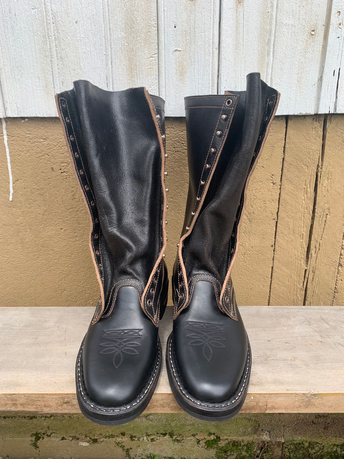 Photo by reothich on October 1, 2023 of the White's Farmer/Rancher in Horween Black Horsehide & Black Waxed Flesh.
