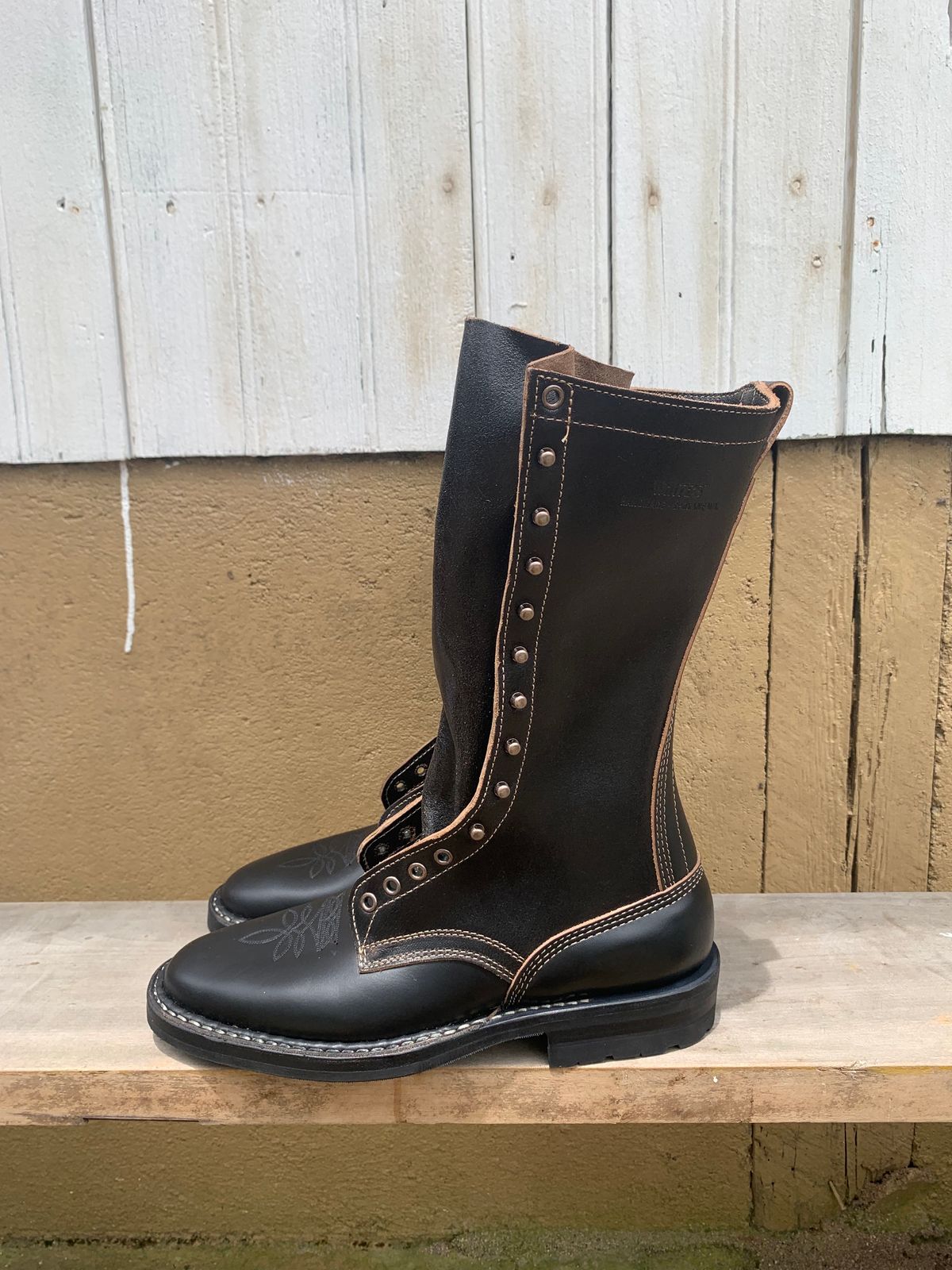 Photo by reothich on October 1, 2023 of the White's Farmer/Rancher in Horween Black Horsehide & Black Waxed Flesh.