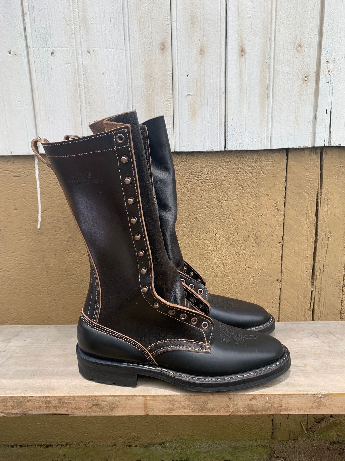 Photo by reothich on October 1, 2023 of the White's Farmer/Rancher in Horween Black Horsehide & Black Waxed Flesh.