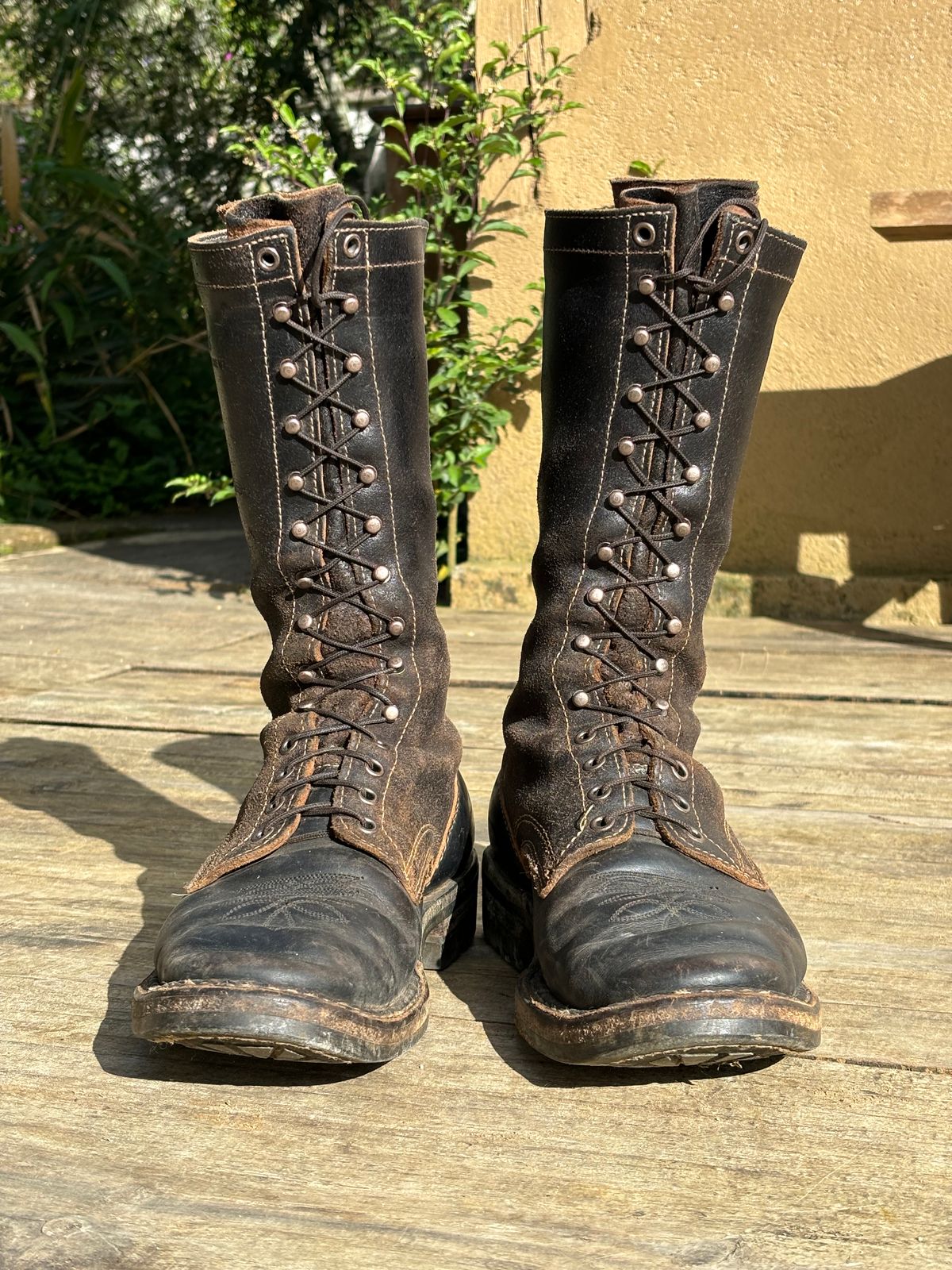 Photo by reothich on November 4, 2023 of the White's Farmer/Rancher in Horween Black Horsehide & Black Waxed Flesh.