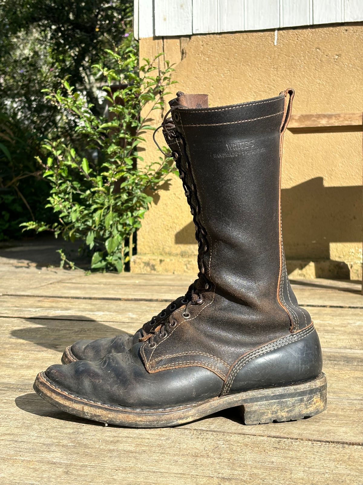 Photo by reothich on November 4, 2023 of the White's Farmer/Rancher in Horween Black Horsehide & Black Waxed Flesh.