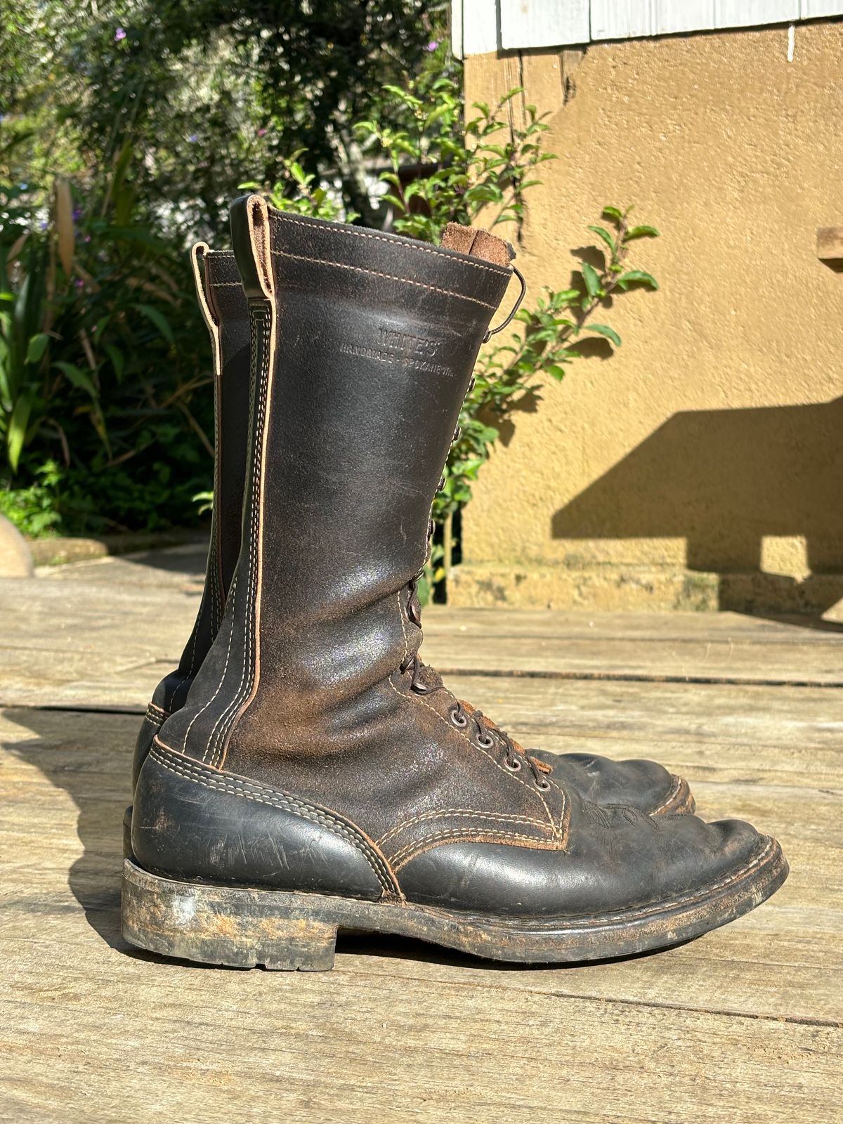 Photo by reothich on November 4, 2023 of the White's Farmer/Rancher in Horween Black Horsehide & Black Waxed Flesh.