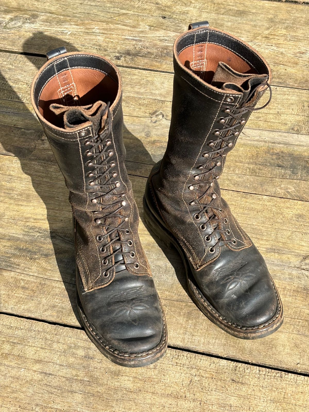 Photo by reothich on November 4, 2023 of the White's Farmer/Rancher in Horween Black Horsehide & Black Waxed Flesh.