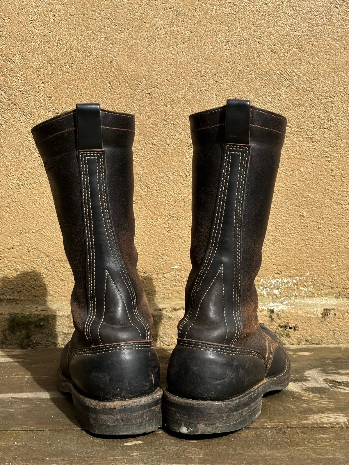 Photo by reothich on December 4, 2023 of the White's Farmer/Rancher in Horween Black Horsehide & Black Waxed Flesh.