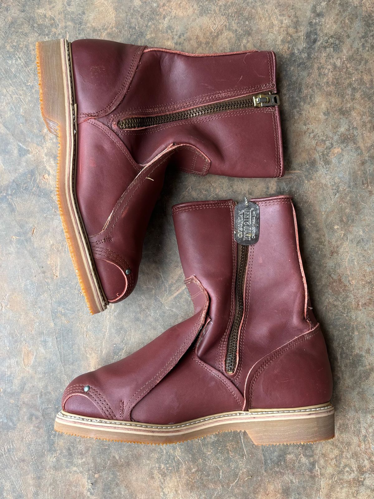 Photo by reothich on November 5, 2025 of the Carolina 390 in Red Dog Leather.