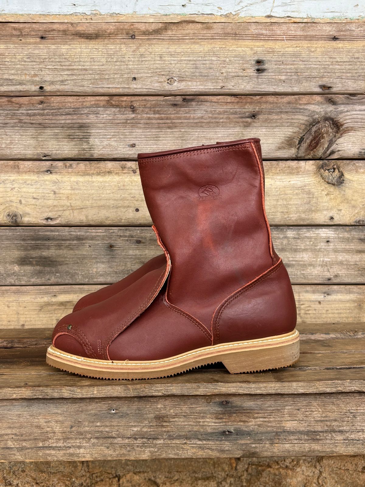 Photo by reothich on November 5, 2025 of the Carolina 390 in Red Dog Leather.