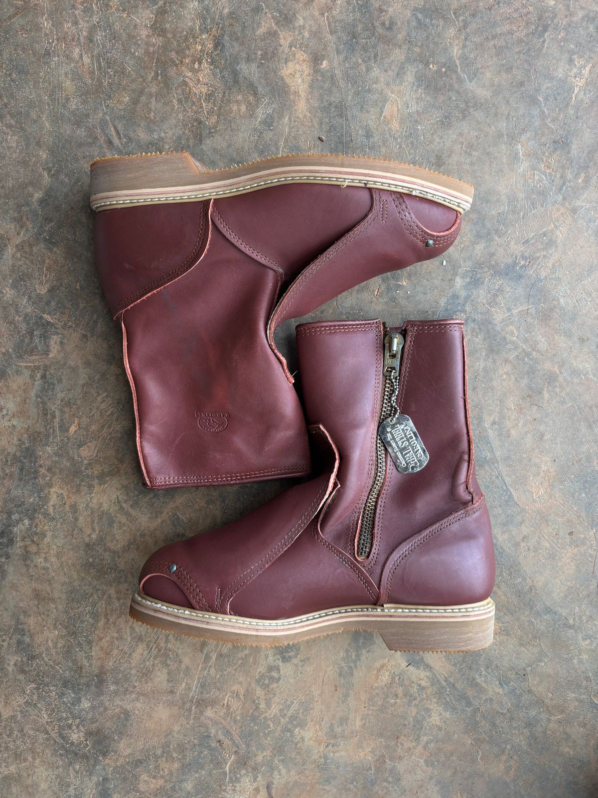 Photo by reothich on November 5, 2025 of the Carolina 390 in Red Dog Leather.