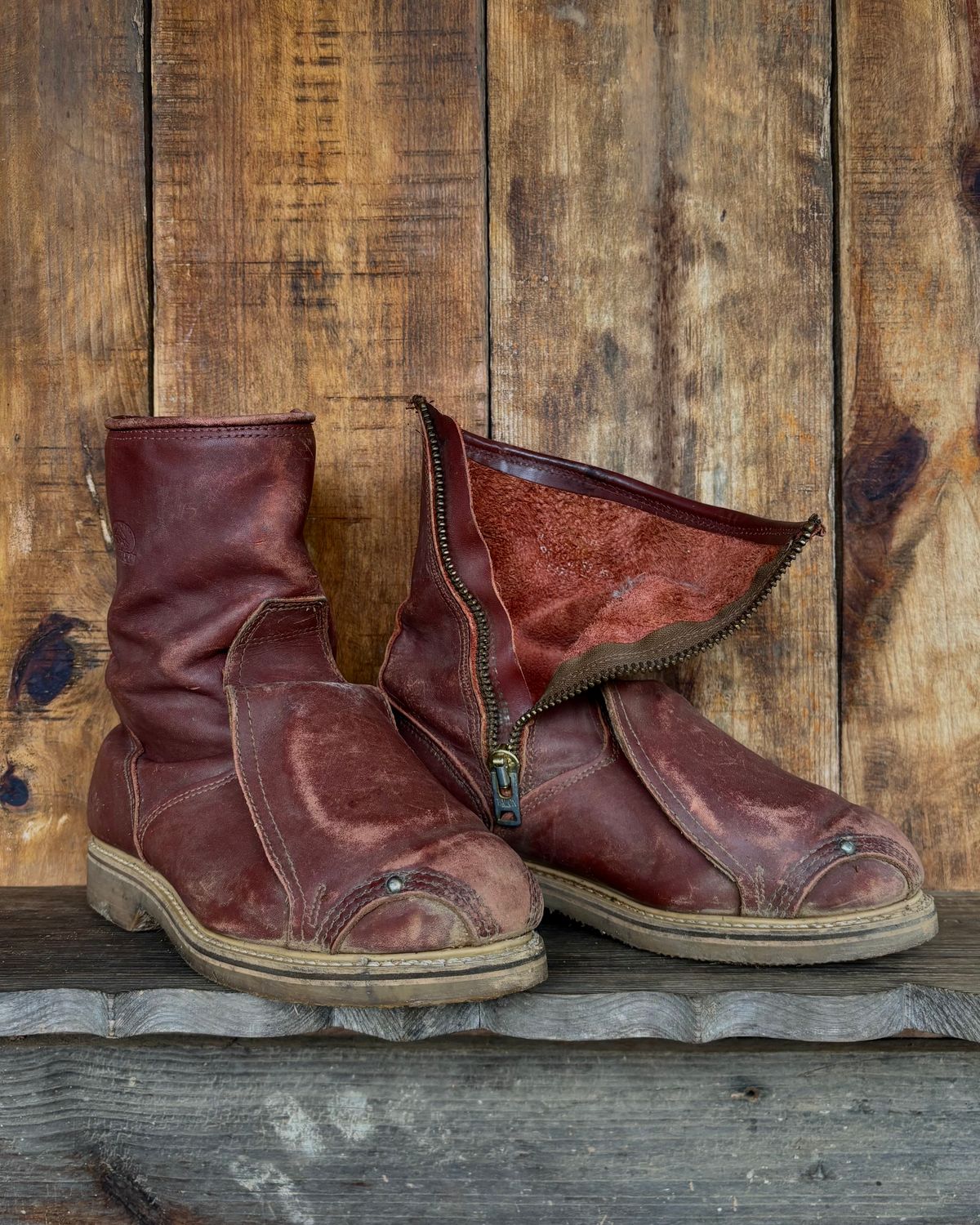 Photo by reothich on November 23, 2025 of the Carolina 390 in Red Dog Leather.