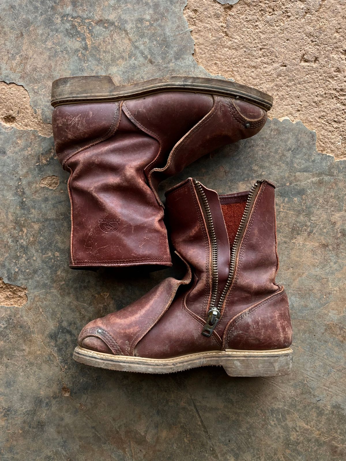 Photo by reothich on December 2, 2025 of the Carolina 390 in Red Dog Leather.