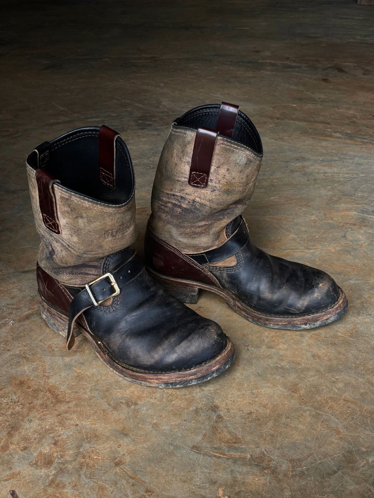 Photo by reothich on October 17, 2025 of the Wesco Morrison in Horween Black Chromexcel Horsehide & Horween Brown Chromexcel Horsehide.