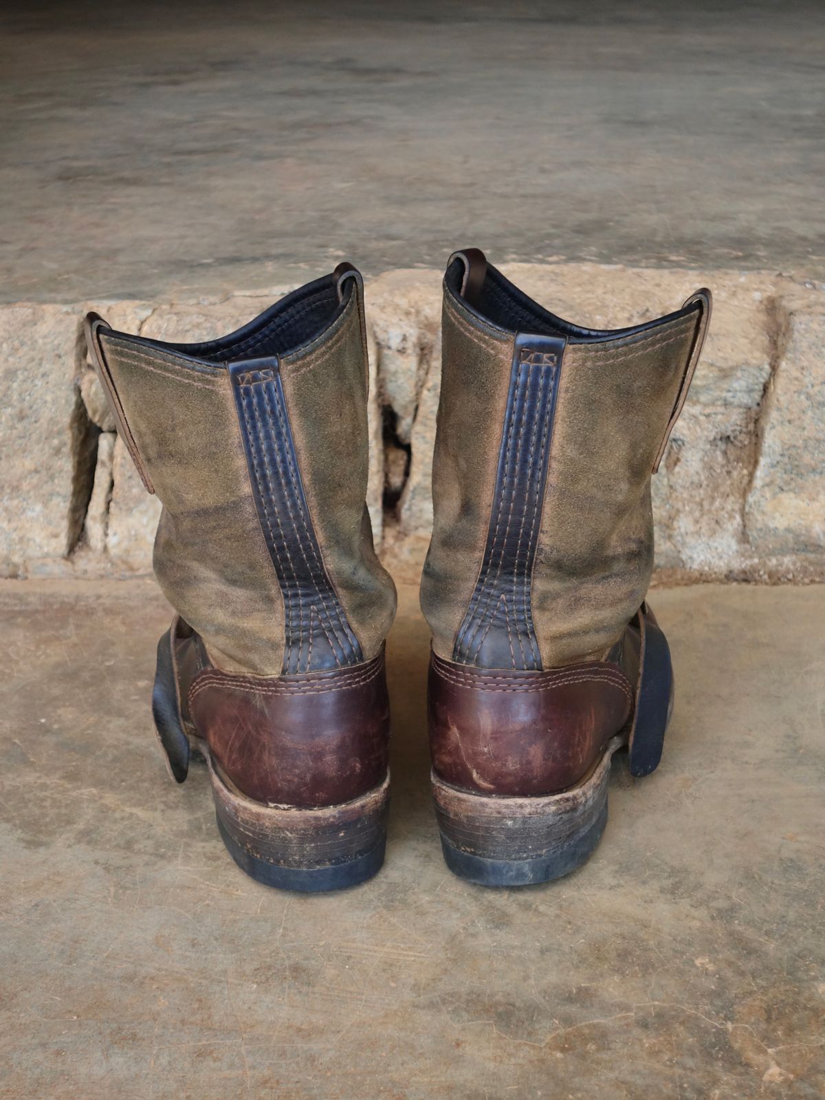 Photo by reothich on January 5, 2026 of the Wesco Morrison in Horween Black Chromexcel Horsehide & Horween Brown Chromexcel Horsehide.