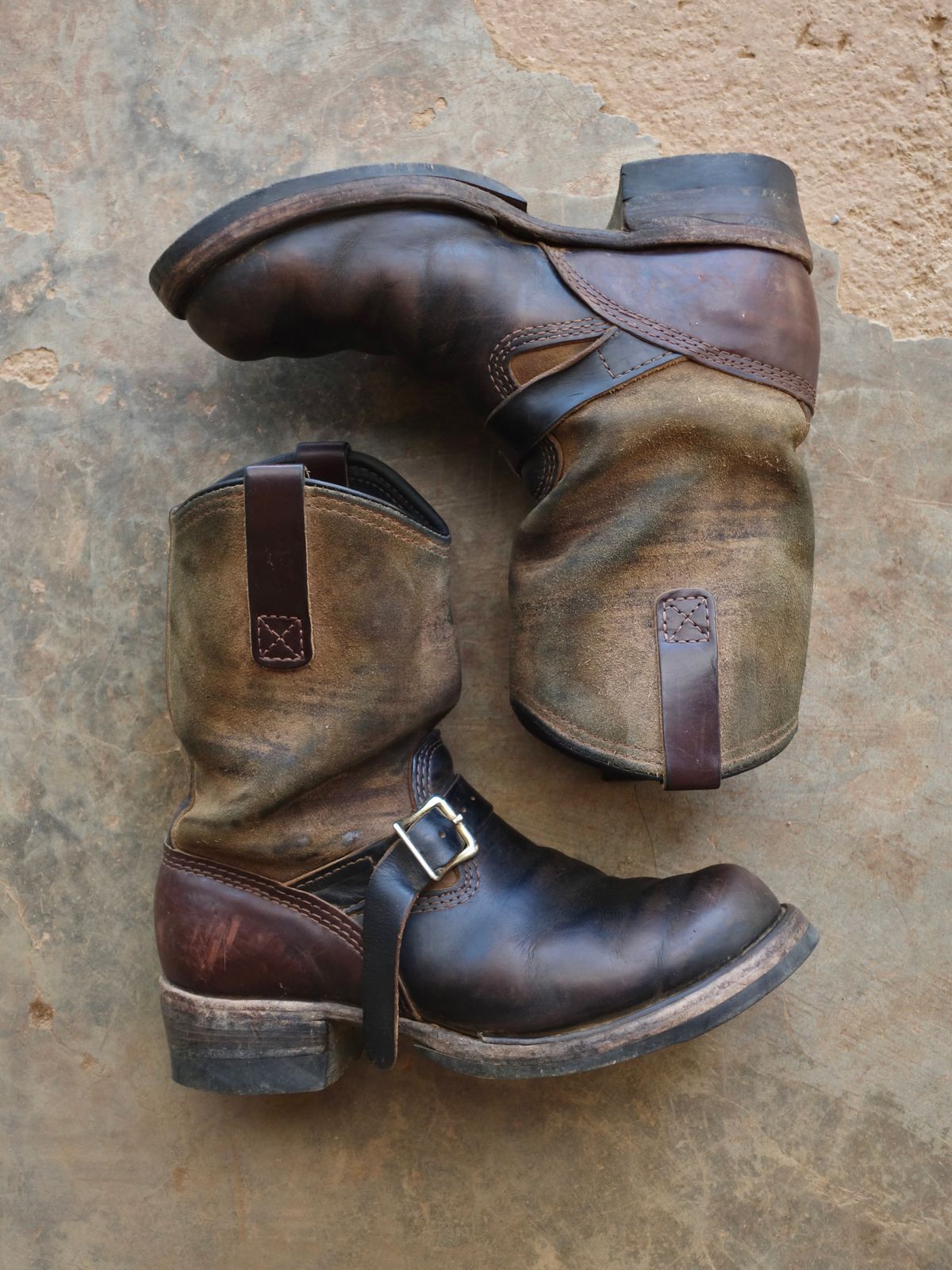 Photo by reothich on January 5, 2026 of the Wesco Morrison in Horween Black Chromexcel Horsehide & Horween Brown Chromexcel Horsehide.