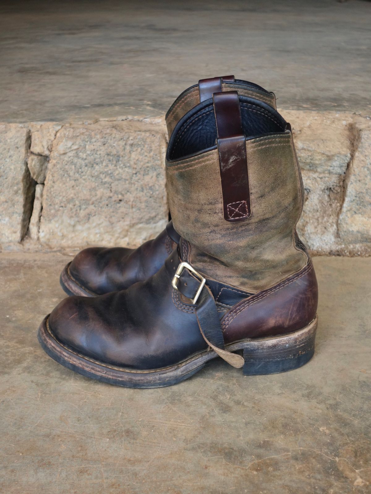 Photo by reothich on January 5, 2026 of the Wesco Morrison in Horween Black Chromexcel Horsehide & Horween Brown Chromexcel Horsehide.