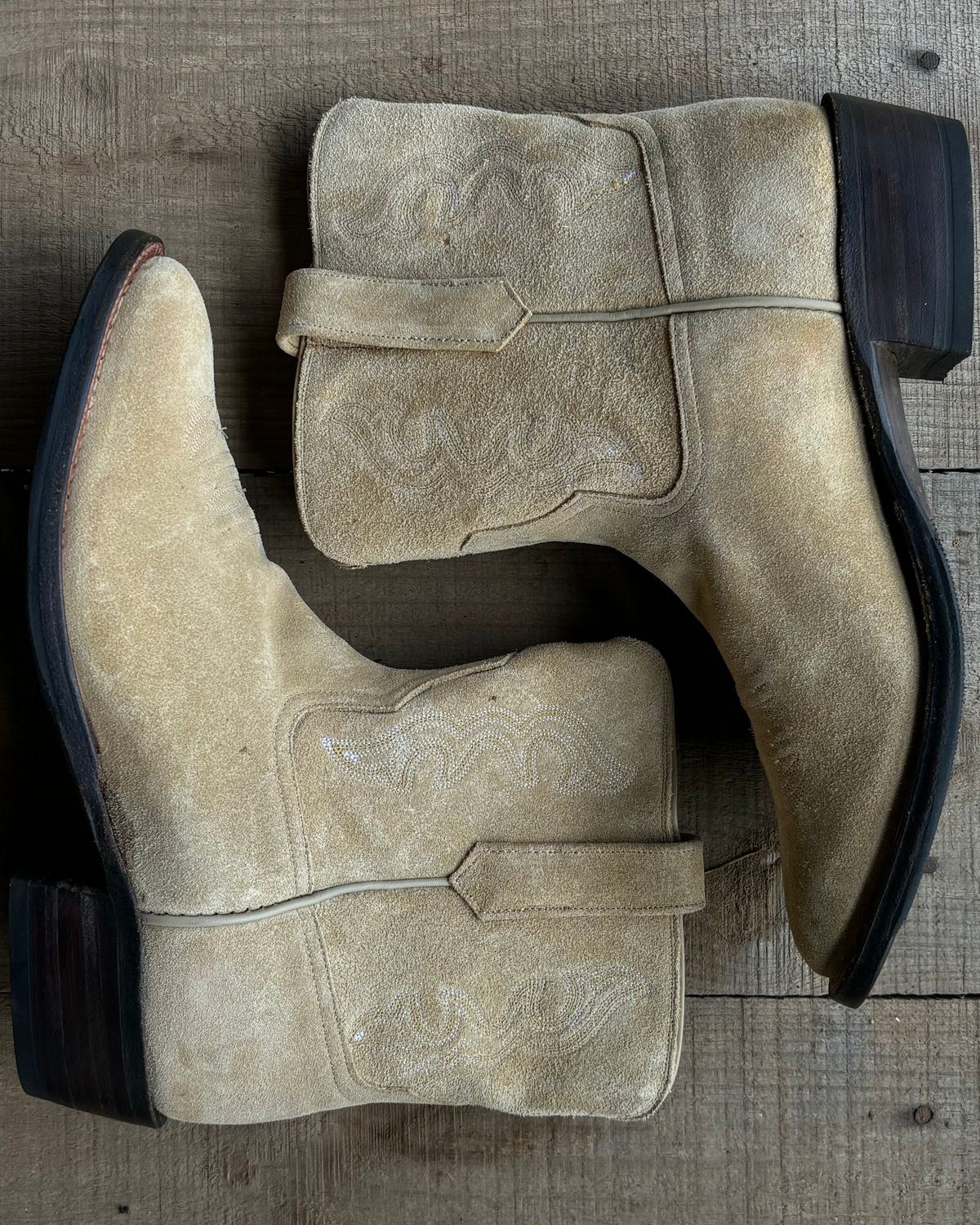 Photo by reothich on October 1, 2024 of the Rios of Mercedes Cowboy Boots in Lickety Split.
