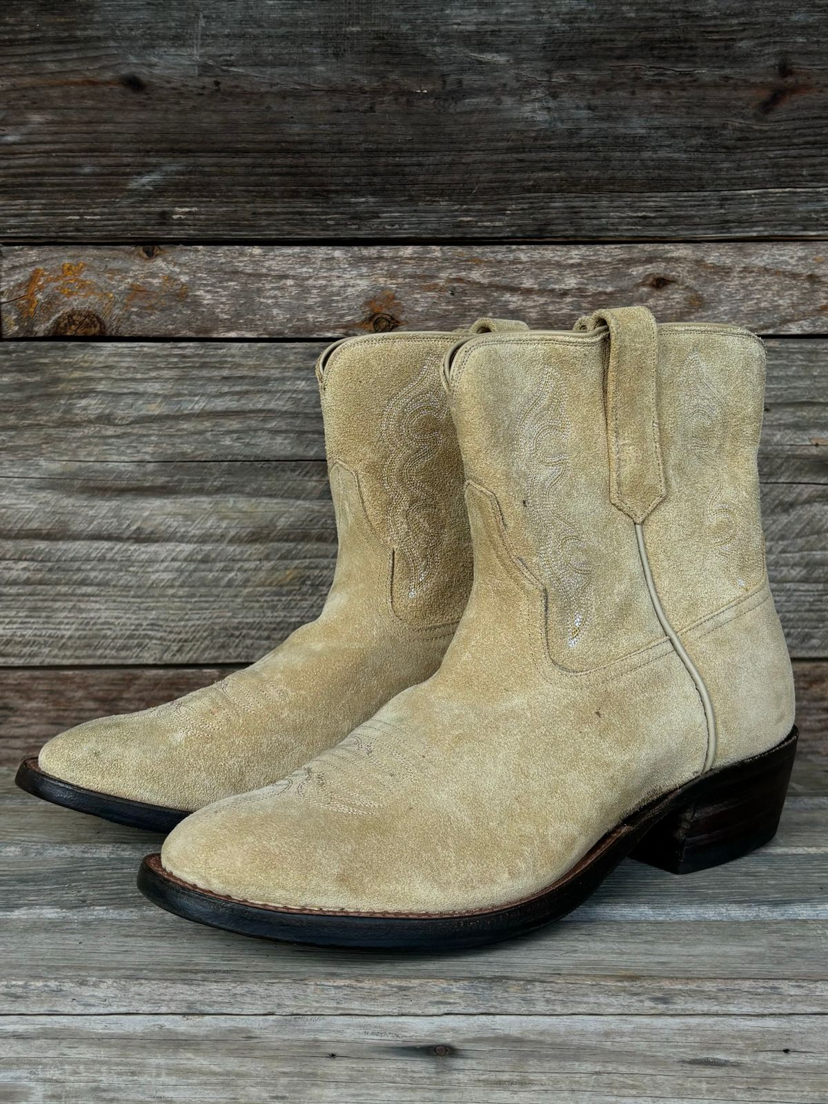 Photo by reothich on October 1, 2024 of the Rios of Mercedes Cowboy Boots in Lickety Split.