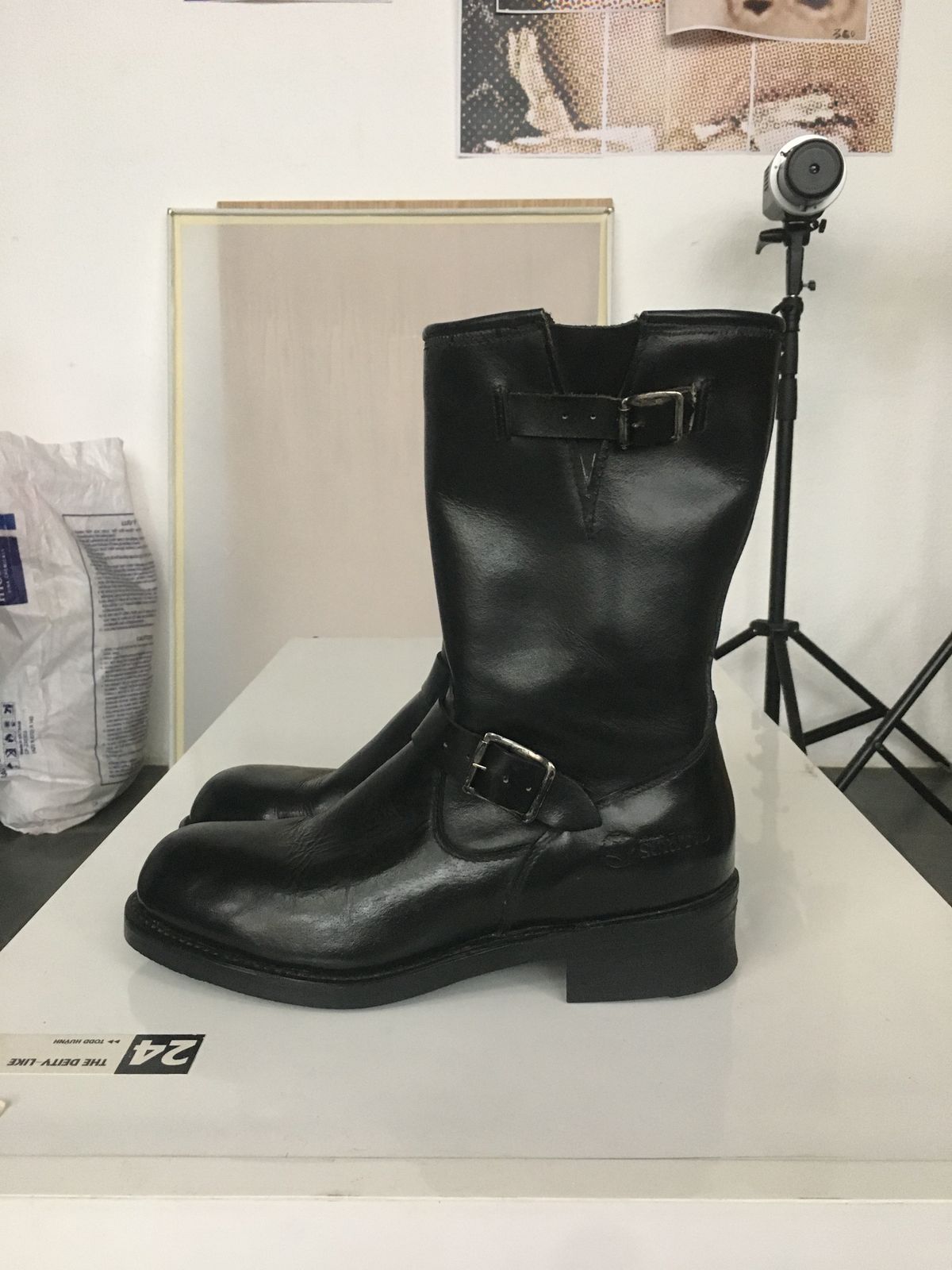 Photo by reothich on October 10, 2023 of the Herman Survivor Engineer Boots in Black Leather.