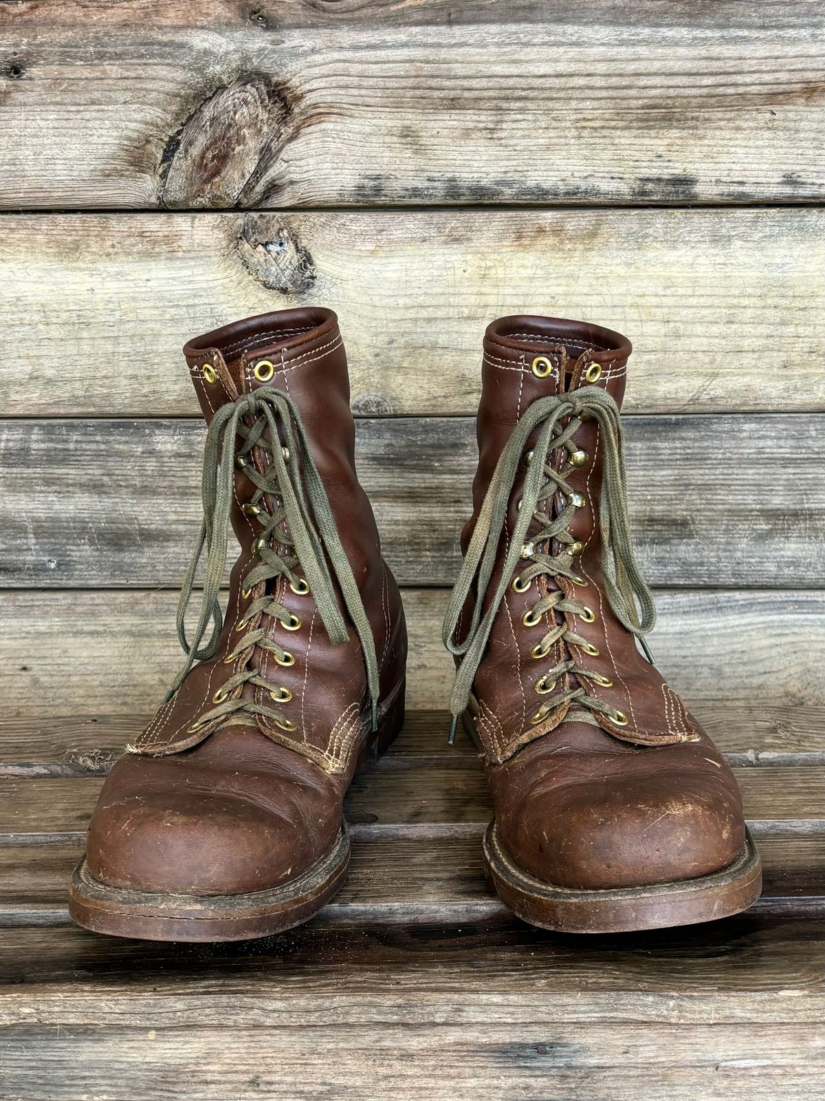 Photo by reothich on November 3, 2024 of the Walker Golden Retriever 984 in Brown Leather.