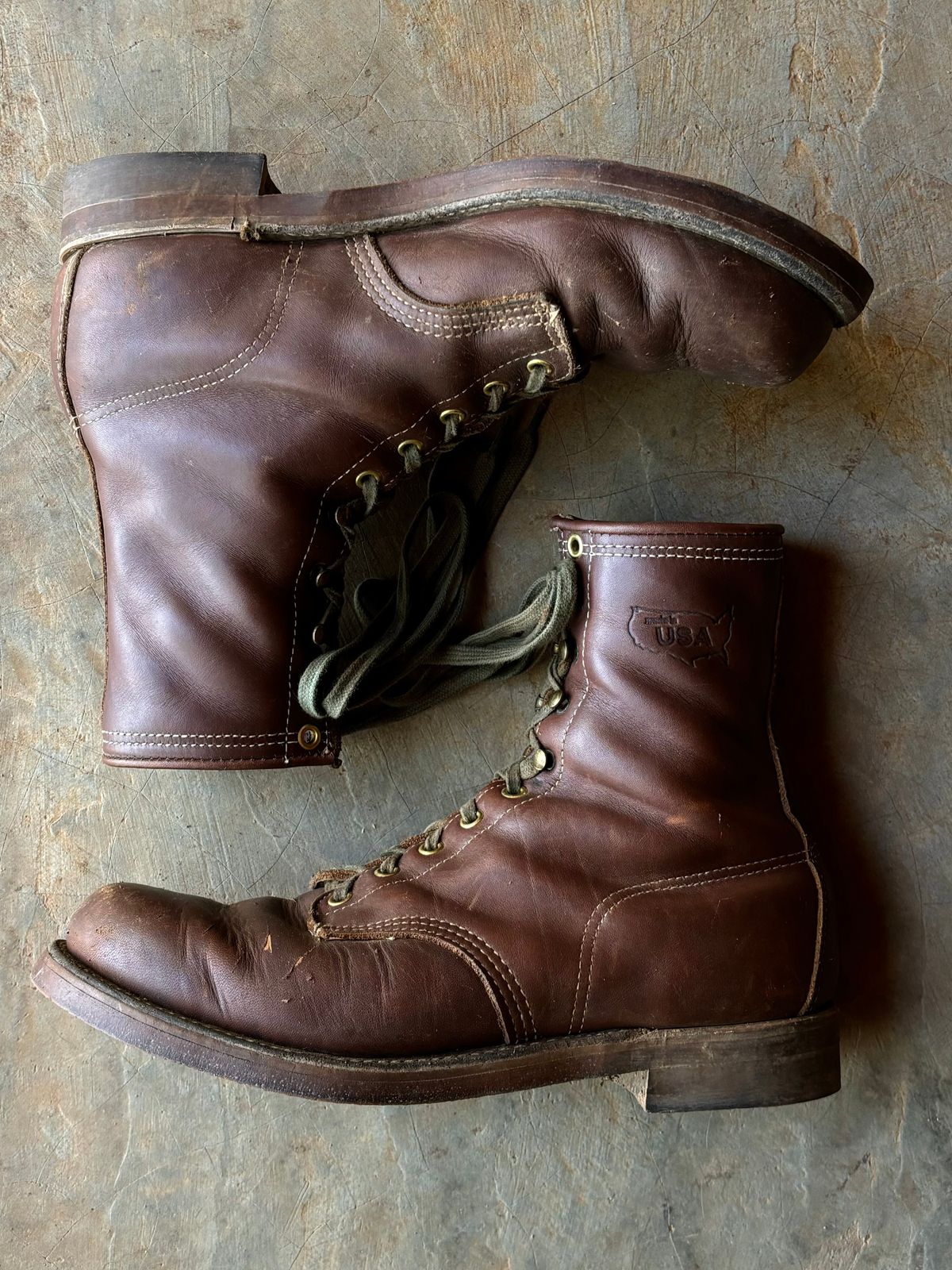 Photo by reothich on November 3, 2024 of the Walker Golden Retriever 984 in Brown Leather.