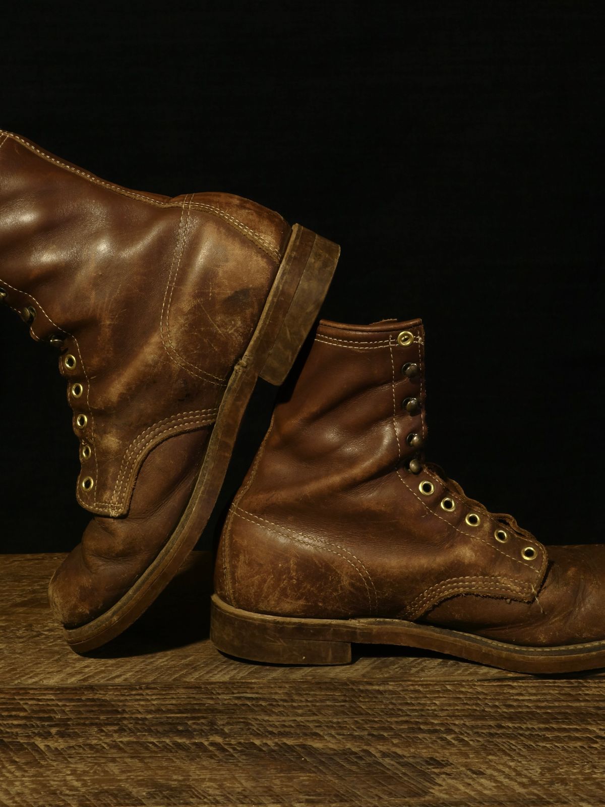 Photo by reothich on February 3, 2025 of the Walker Golden Retriever 984 in Brown Leather.