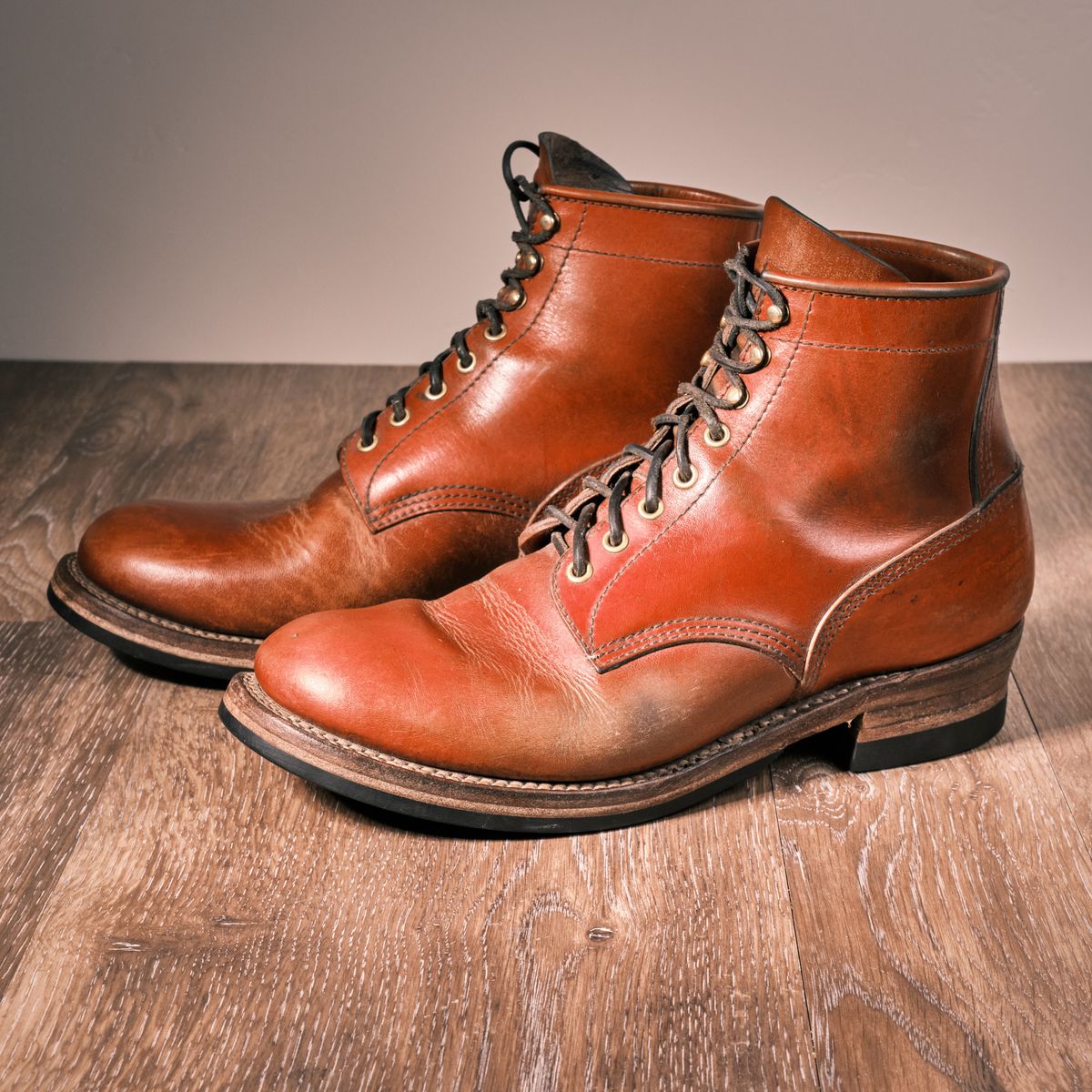 Photo by selvedge.and.boots on March 1, 2025 of the John Lofgren Steel Gang in Shinki Camel Horsebutt.