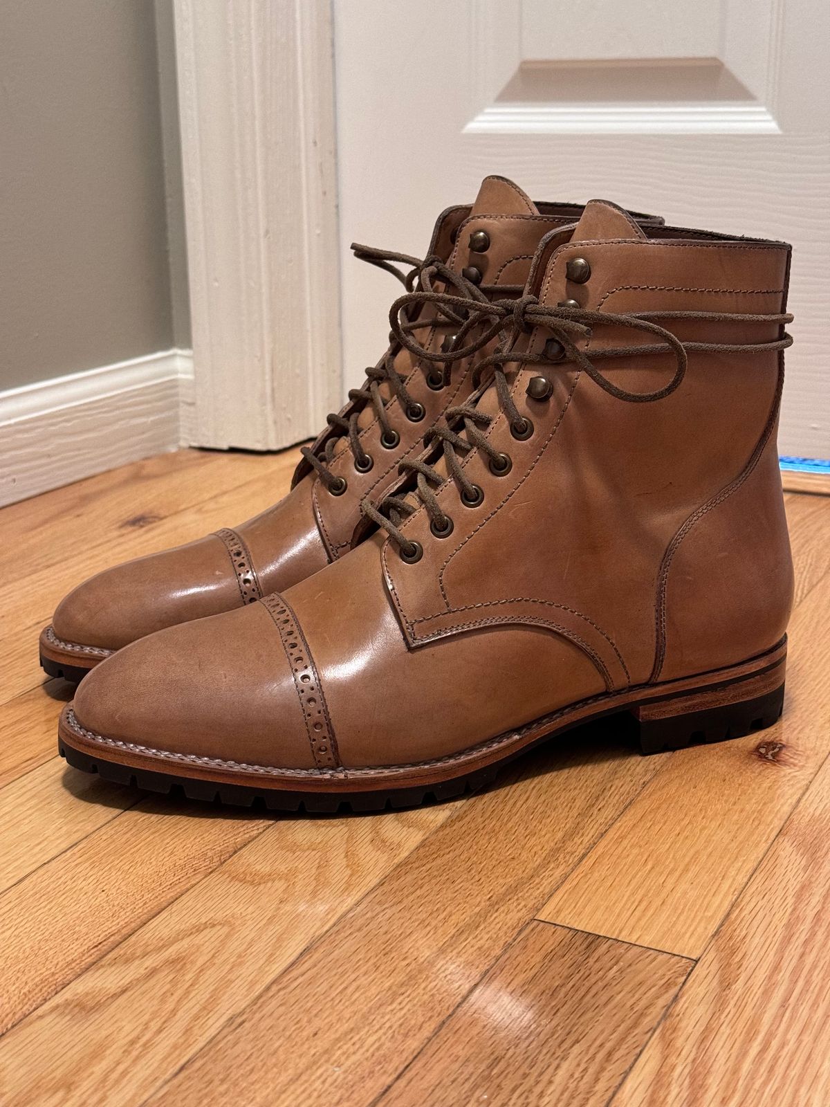 Photo by christianr on October 2, 2023 of the Blkbrd Shoemaker Rudiger Service Boot in Maryam Natural TPR Horsebutt.