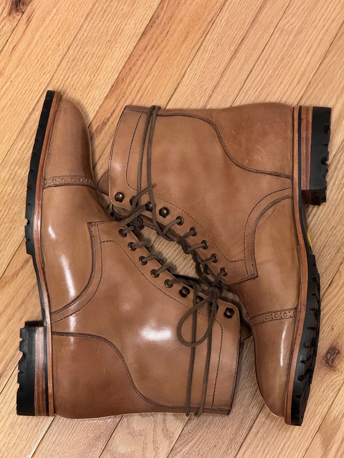 Photo by christianr on October 2, 2023 of the Blkbrd Shoemaker Rudiger Service Boot in Maryam Natural TPR Horsebutt.