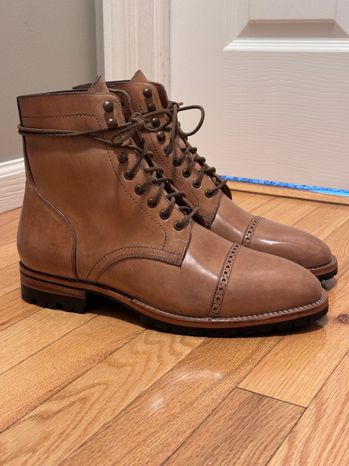 Photo by christianr on October 2, 2023 of the Blkbrd Shoemaker Rudiger Service Boot in Maryam Natural TPR Horsebutt.