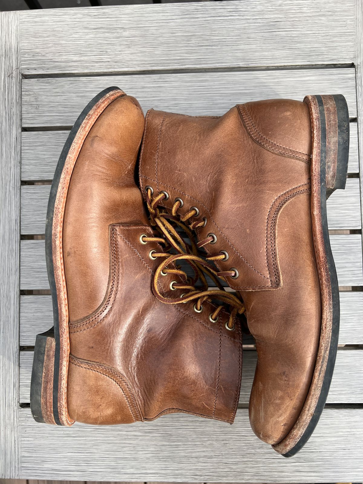 Photo by Benjamnb on February 5, 2023 of the Oak Street Bootmakers Trench Boot in Horween Natural Chromexcel.