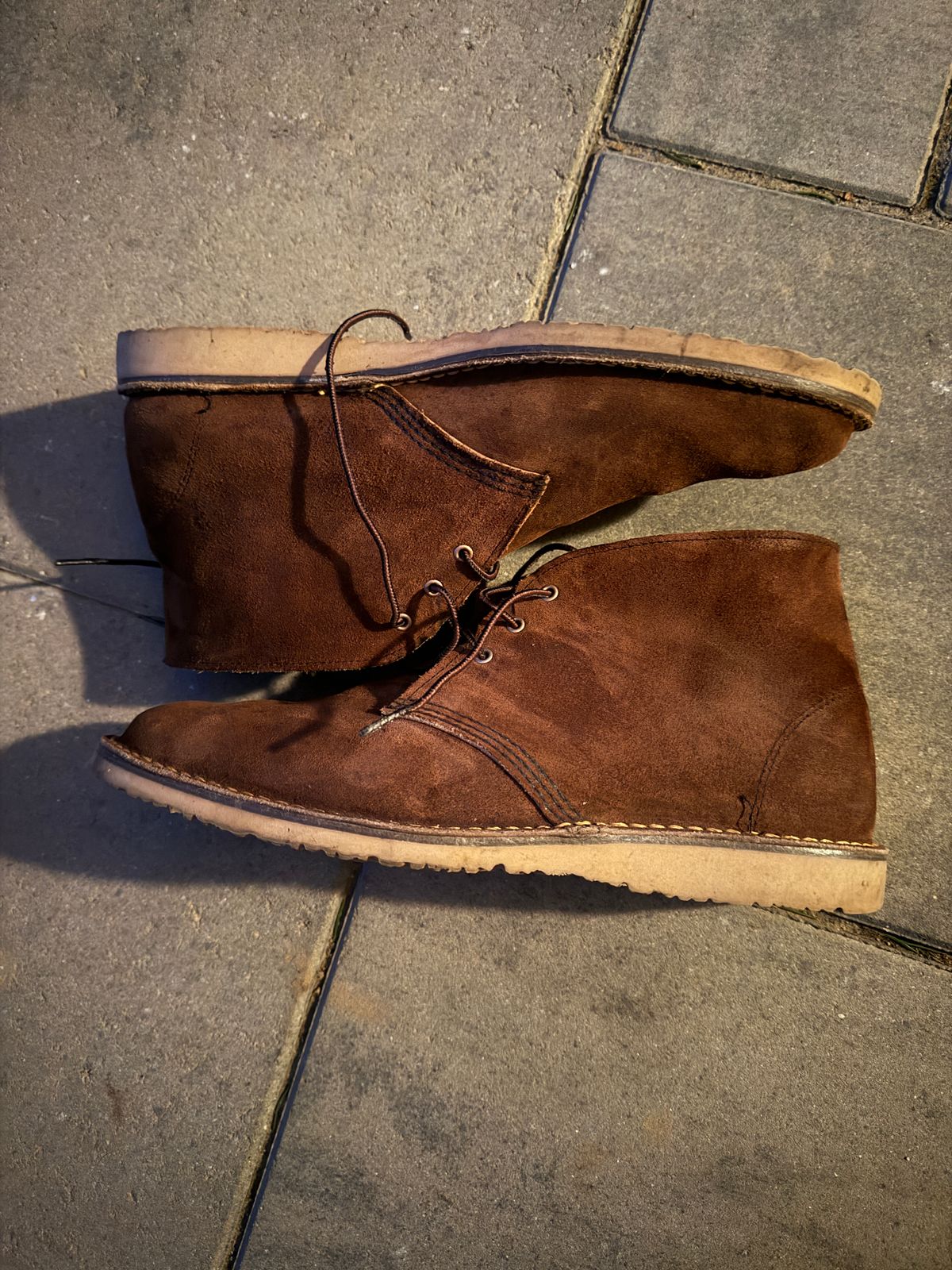 Photo by Benjamnb on January 4, 2026 of the Red Wing Weekender Chukka in Chocolate Muleskinner.