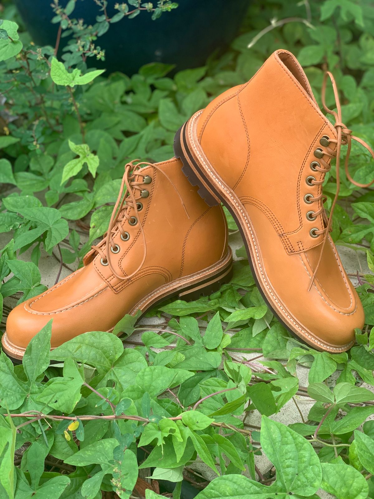 Photo by APoll95 on October 1, 2022 of the Grant Stone Brass Boot in Horween Natural Essex.