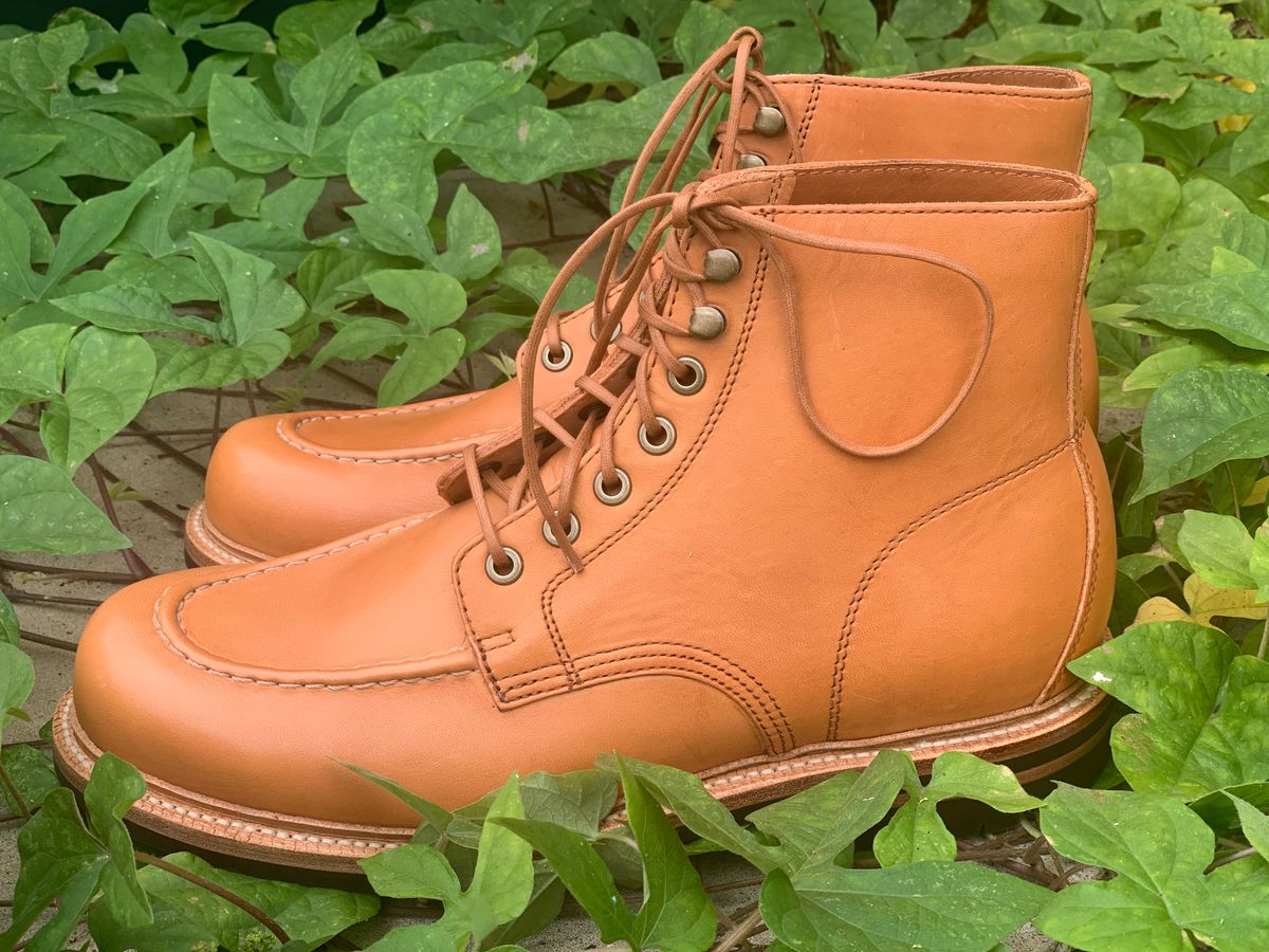 Photo by APoll95 on October 1, 2022 of the Grant Stone Brass Boot in Horween Natural Essex.